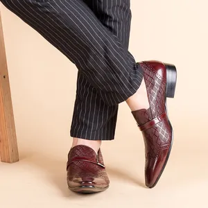 Détail de chaussures en cuir bordeaux ajouré avec boucle et bout pointu