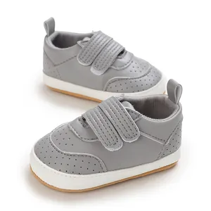 Detailansicht grauer PU-Leder-Lauflernschuhe für Babys mit weicher Sohle und Klettverschluss.