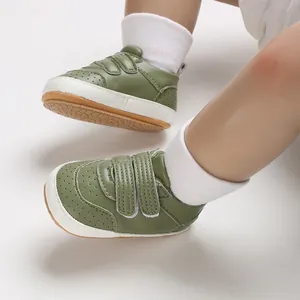 Detailansicht olivgrüner Lauflernschuhe aus PU-Leder für Babys mit weichen Sohlen