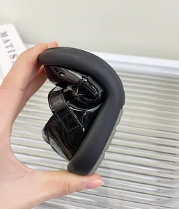 Zapato flexible de charol negro para bebé con suela blanda.