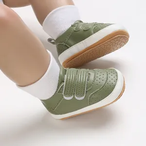 Detailansicht grüner PU-Leder Lauflernschuhe mit Klettverschluss und weicher Sohle