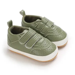 Detailansicht der grünen PU-Leder Lauflernschuhe für Babys mit weichen Sohlen