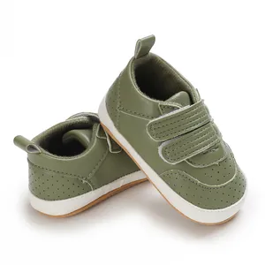 Detailansicht olivgrüner PU-Leder Babyschuhe mit weichen Sohlen und Klettverschluss.