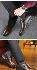 Makroansicht brauner, rutschfester Business-Lederhalbschuhe für Herren mit Textur
