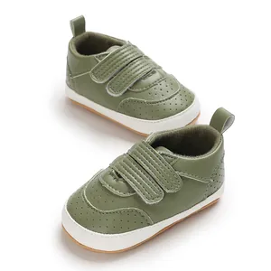 Nahaufnahme von grünen Babylauflernschuhen aus weichem PU-Leder mit Klettverschluss