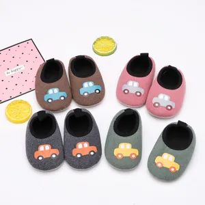 Chaussures de marche bébé assorties avec motifs voitures colorés et semelles souples