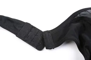 Gros plan de la fermeture à agrafes dans le dos d'un soutien-gorge de sport noir.