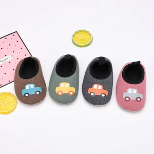 Vue détaillée des chaussures pour bébé en velours côtelé avec motifs voitures en 4 couleurs.