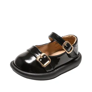 Zapatos de charol negro para bebé niña con suela blanda y hebillas doradas elegantes