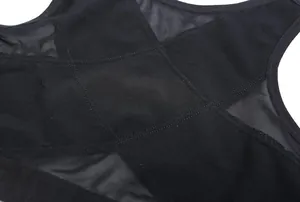 Vue détaillée du tissu en maille respirante et du renfort en X sur ce soutien-gorge de sport.