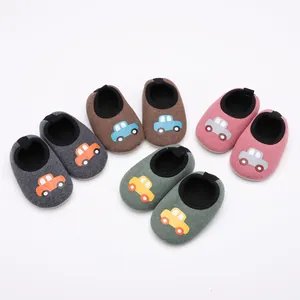 Chaussures de marche pour bébé doublées en polaire chaude avec motifs de voitures colorées