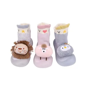 Detailansicht von Babysocken-Schuhen mit niedlichen 3D-Tierfiguren und weichen Sohlen