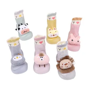 Sammlung süßer Cartoon-Baby-Söckchenschuhe mit rutschfesten Gummisohlen für Kleinkinder.