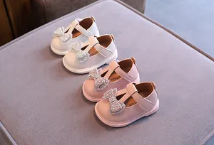 Detailansicht von Prinzessinnenschuhen für Kleinkinder in Weiß und Rosa mit Schleifen