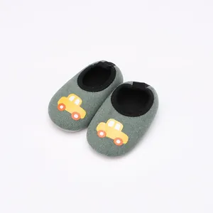 Vue de dessus de chaussures de marche bébé en velours côtelé vert avec motif auto.