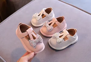 Detailansicht von rosa Babyschuhen für Mädchen mit einer funkelnden Kristallschleife