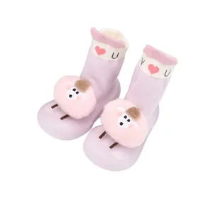 Detailansicht von rosa Babysocken-Schuhen mit einer süßen 3D-Schafpuppe Design