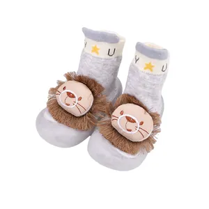 Detailaufnahme süßer Cartoon-Löwen-Babysocken mit weichen, rutschfesten Gummisohlen