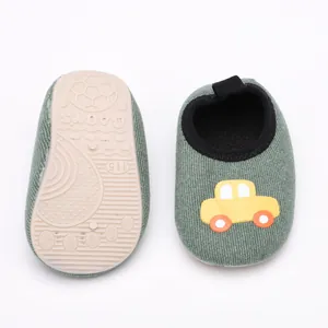 Vue détaillée des chaussures bébé en velours côtelé avec voiture et semelle souple