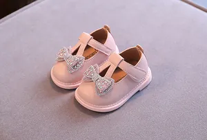 Rosa Babyschuhe mit weicher Sohle und glitzernder Strassschleife für Mädchen