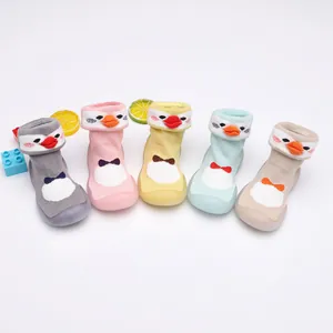 Sélection de chaussons chaussettes pour bébé motif pingouin avec semelles souples en couleurs