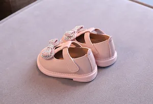 Seitendetail von rosa Baby-Prinzessin-Schuhen mit funkelnder Strass-Schleife