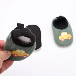 Vue détaillée de la doublure chaude en peluche des chaussures de marche bébé car