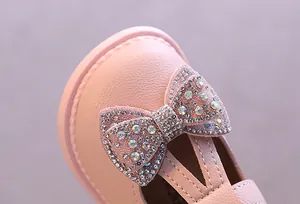 Makrodetail rosa Mädchen Prinzessin Schuhe mit glitzernder Strass-Schleifendekoration.