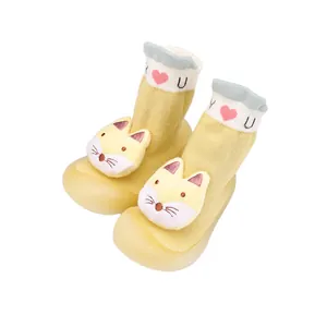 Detaillierte Ansicht gelber Cartoon-Babylauflernschuhe mit niedlicher Fuchspuppe und weicher Sohle