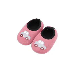 Chaussures bébé roses avec motif voiture de dessin animé et semelle souple pour l'hiver