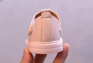 Detailansicht der Ferse und der weichen Sohle des rosa Baby-Prinzessinnenschuhs