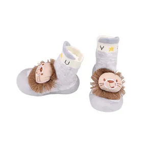 Detailansicht der niedlichen 3D-Löwenpuppe auf grauen, atmungsaktiven Babysocken-Schuhen