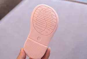 Detailansicht der rutschfesten rosa Laufsohle für Baby-Mädchen-Lauflernschuhe