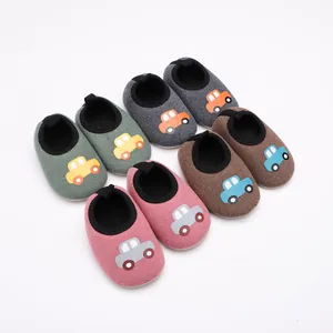 Vue détaillée de chaussures de marche pour bébé avec motifs de voitures colorées