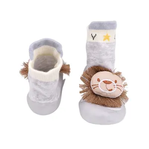Detailansicht grauer Cartoon-Löwen-Babysocken-Schuhe mit weicher, atmungsaktiver Gummisohle