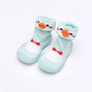 Vue détaillée du motif canard mignon sur les chaussures de marche bébé.
