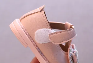 Detailansicht der weichen rosa Baby-Prinzessinenschuhe mit praktischem Klettverschlussband