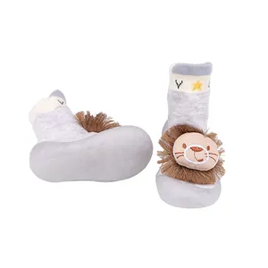 Detailansicht süße Cartoon Löwen Baby-Söckchenschuhe mit weicher rutschfester Sohle