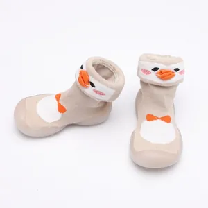 Vue détaillée de chaussures chaussettes bébé pingouin avec semelles souples antidérapantes