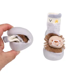 Nahaufnahme der flexiblen weichen Sohle dieser niedlichen Löwen-Baby-Lauflernsocken-Schuhe