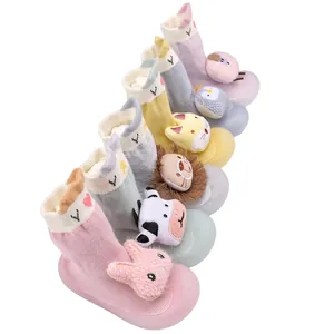 Detailansicht bunter Cartoon-Tier-Babysocken-Lauflernschuhe mit weicher Gummisohle