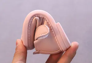 Detailaufnahme der extrem flexiblen weichen Sohle pinker Prinzessinnenschuhe für Kleinkinder