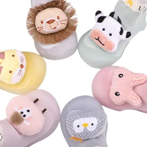 Detailansicht verschiedener Zeichentrick-Plüschtiere auf weichen Baby-Socken-Schuhen.
