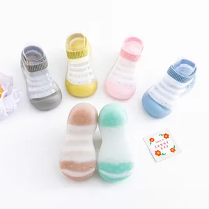 Detailansicht bunter, atmungsaktiver Babylaufsocken aus Eisseide mit weichen rutschfesten Sohlen.