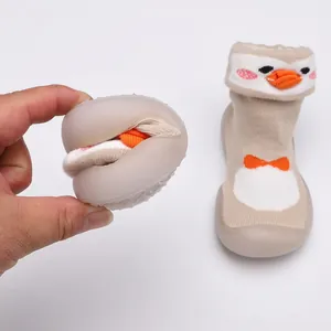 Vue détaillée montrant la souplesse et la semelle en caoutchouc des chaussures chaussettes