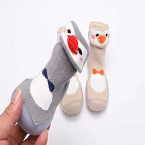 Gros plan détaillé de chaussures-chaussettes bébé avec semelle souple et tricot