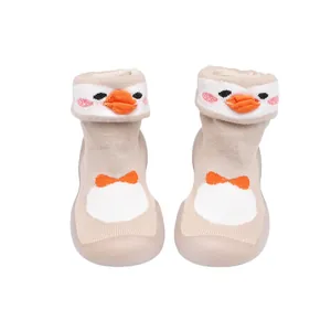 Vue détaillée de chaussures chaussettes bébé cartoon avec semelles souples