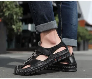 Vista de detalle de sandalias de cuero negro para hombre con cortes transpirables y bordes tejidos