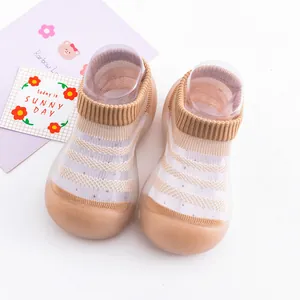 Atmungsaktive beige Baby-Söckchenschuhe mit Mesh-Obermaterial und Gummisohle