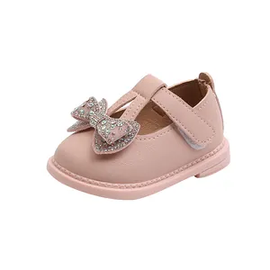 Rosa Prinzessinenschuhe für Kleinkinder mit Strassschleife und weicher Mary Jane Sohle.